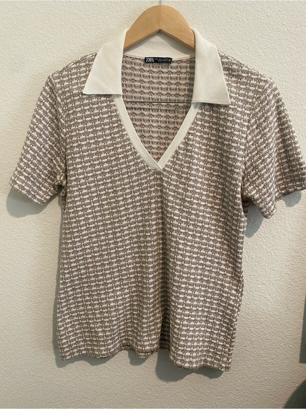 Zara Cream and Tan Knit Polo V‑Neck Short Sleeve Top